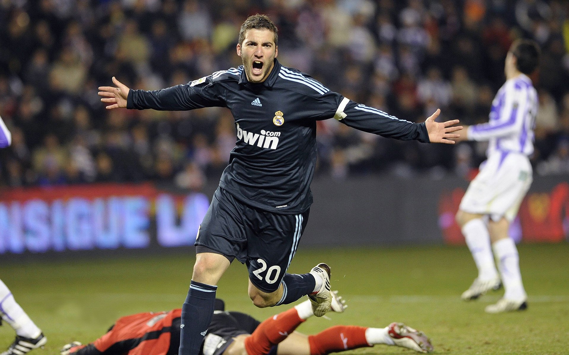 跨界狂胜与焦点接管,当广东大胜篮网,爱德华兹在意甲赛场闪耀