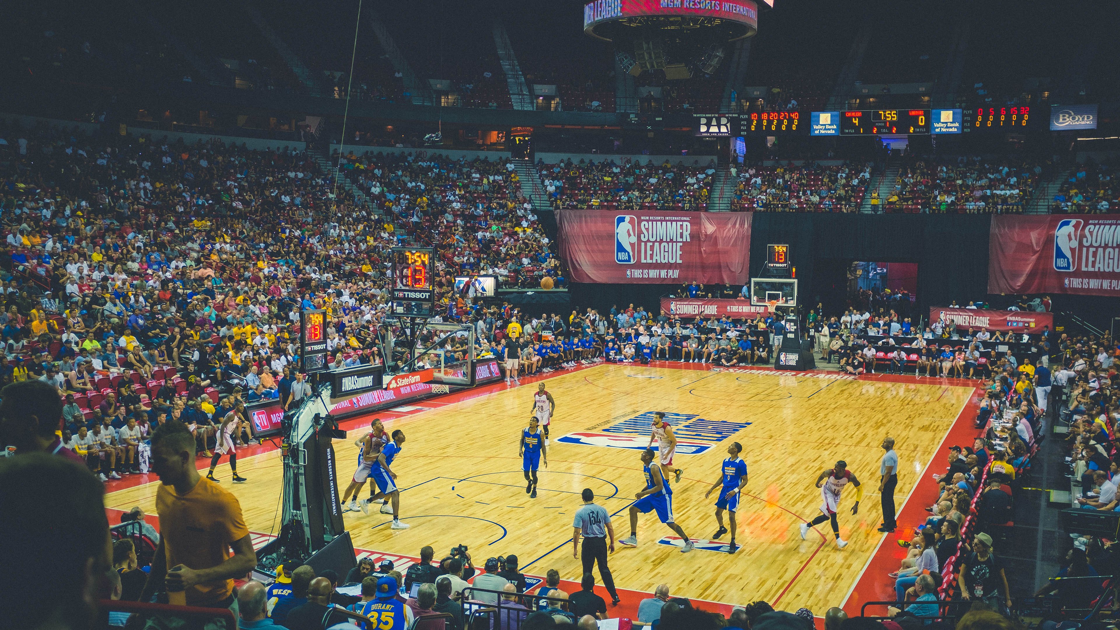 开云下载-高诗岩导演公牛式碾压，山东男篮力克掘金展现团队韧性