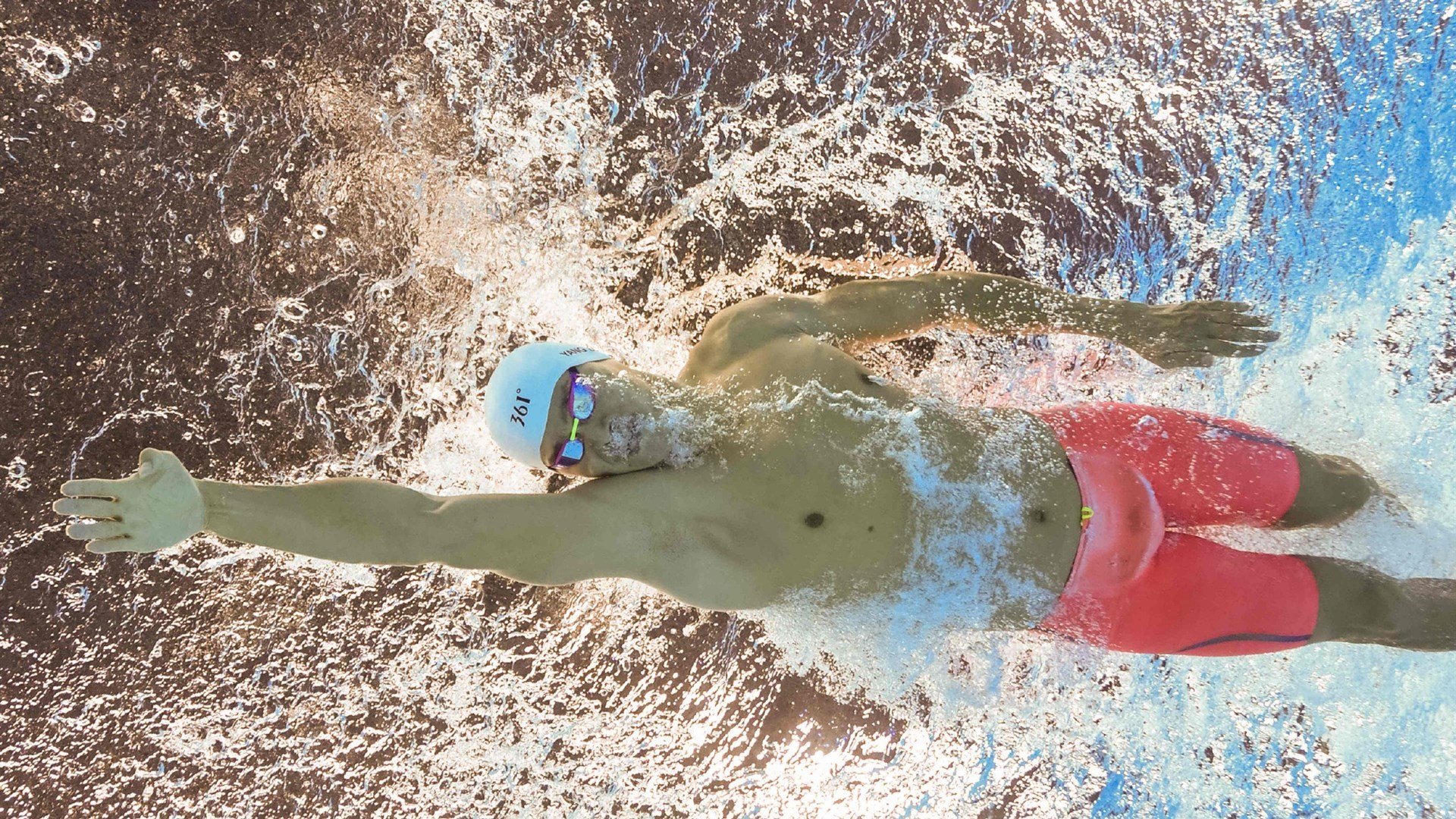 红魔风暴席卷维罗德洛姆，莱万式锋霸点燃欧战之夜