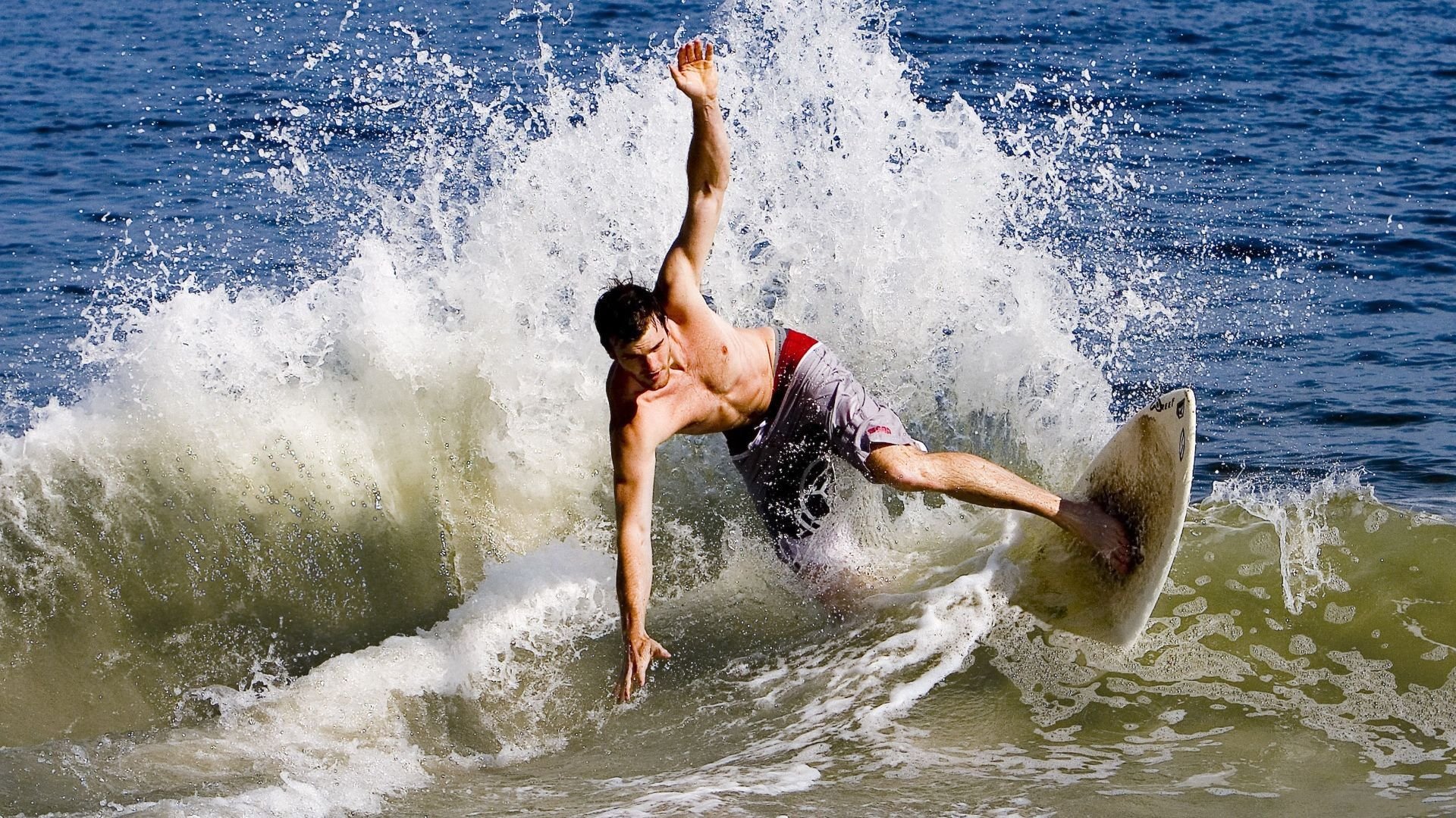 绝境中的光辉与永恒的背影—当法国险胜瑞士，皮克刷新纪录的背后